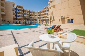 Poolside With Patio Near El Gouna - 2 x Large Pools & Kitchen - European Standards - Tiba Resort P4